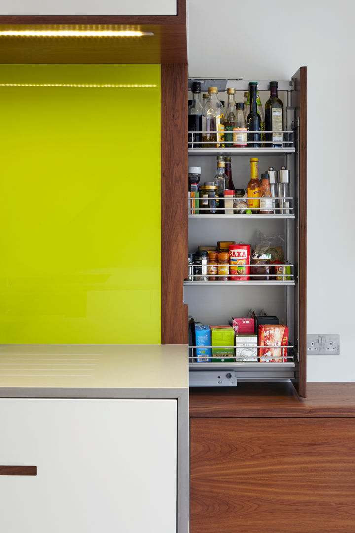 Larder cupboard Fraher and Findlay Cocinas de estilo moderno Almacenamiento y despensa