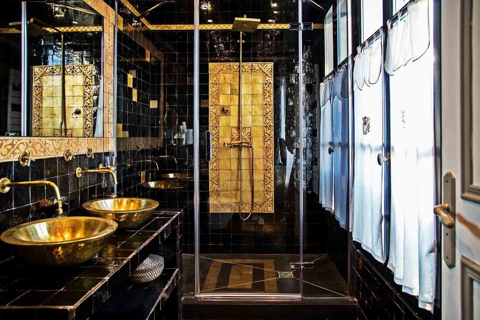 Maison d'hôte, Maurine Tric Maurine Tric Mediterranean style bathrooms Bathtubs & showers