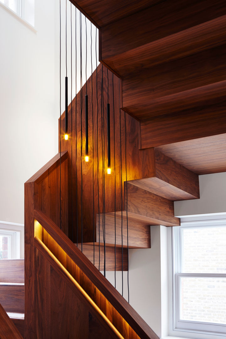 Stairwell lighting Fraher and Findlay Pasillos, vestíbulos y escaleras de estilo moderno Iluminación