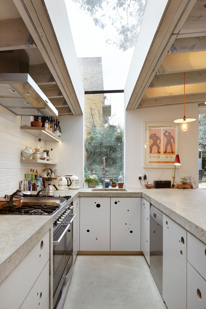 Wrap around window in the kitchen Fraher and Findlay Cocinas de estilo moderno