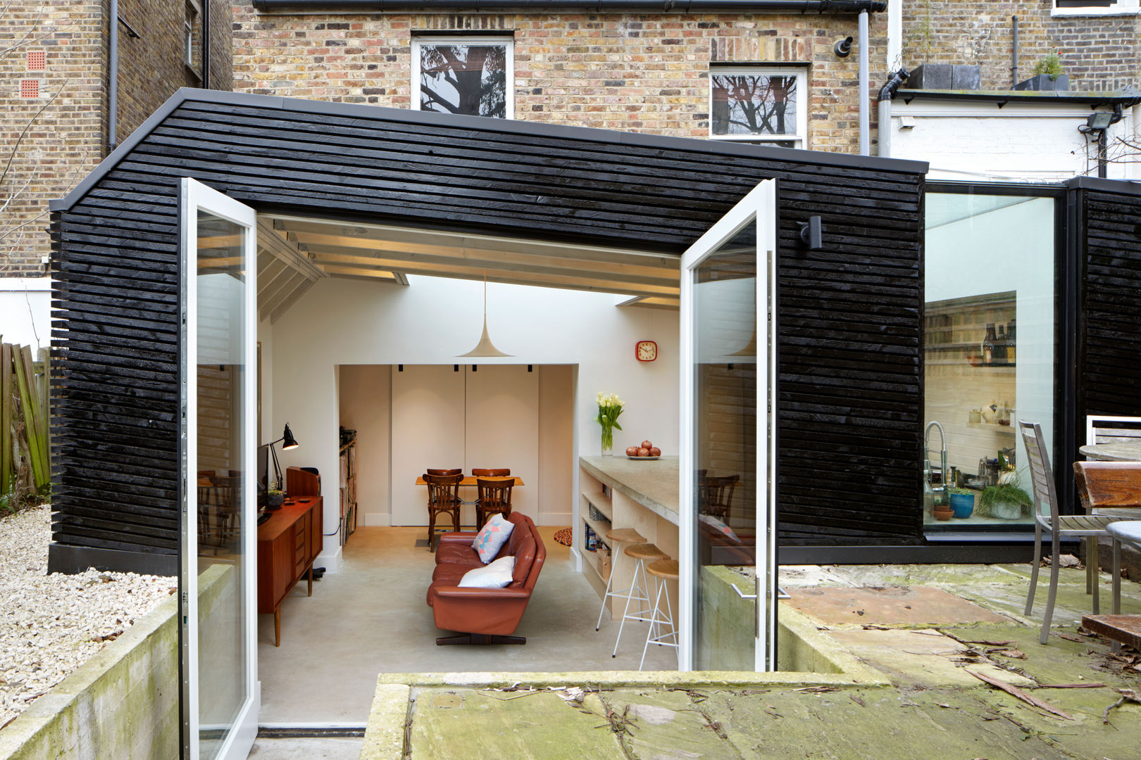 Large external doors to blur the boundaries between outside and inside Fraher and Findlay Modern living room