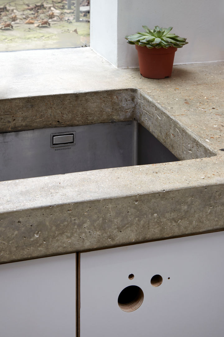 Sink within the concrete work top Fraher and Findlay Cocinas modernas Fregaderos y grifería