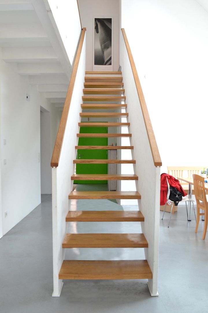 Halle mit Treppe arieltecture Gesellschaft von Architekten mbH BDA Moderne Esszimmer