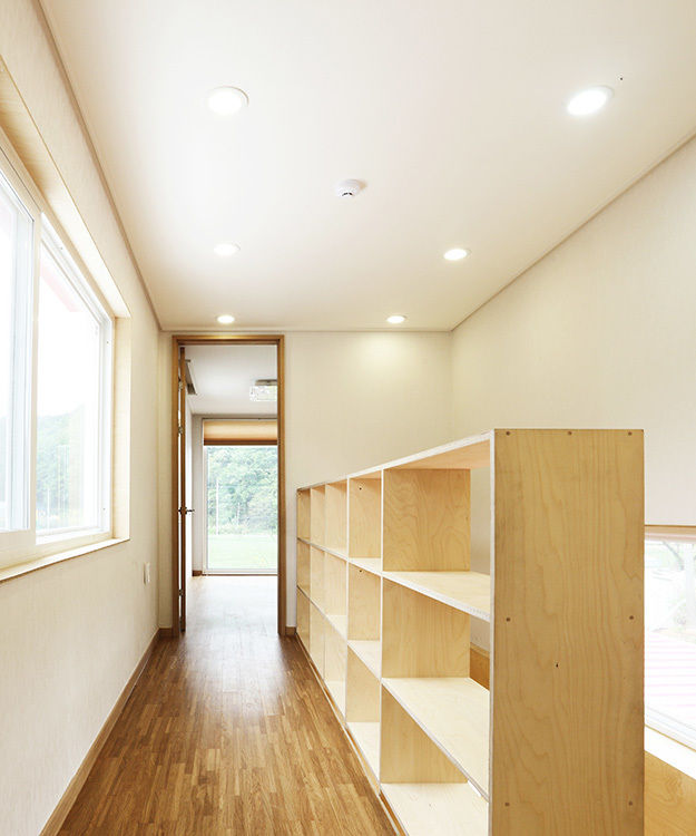 Nemo House, Container Residence, thinkTREE Architects and Partners thinkTREE Architects and Partners Modern corridor, hallway & stairs