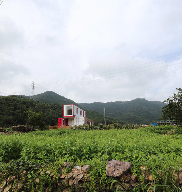 Sitting on Green thinkTREE Architects and Partners Casas modernas