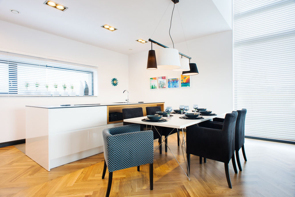 przestronny dom w kolorystyce black&white, RedCubeDesign RedCubeDesign Scandinavian style dining room
