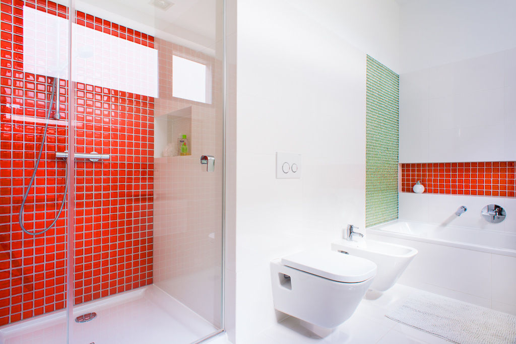 przestronny dom w kolorystyce black&white, RedCubeDesign RedCubeDesign حمام
