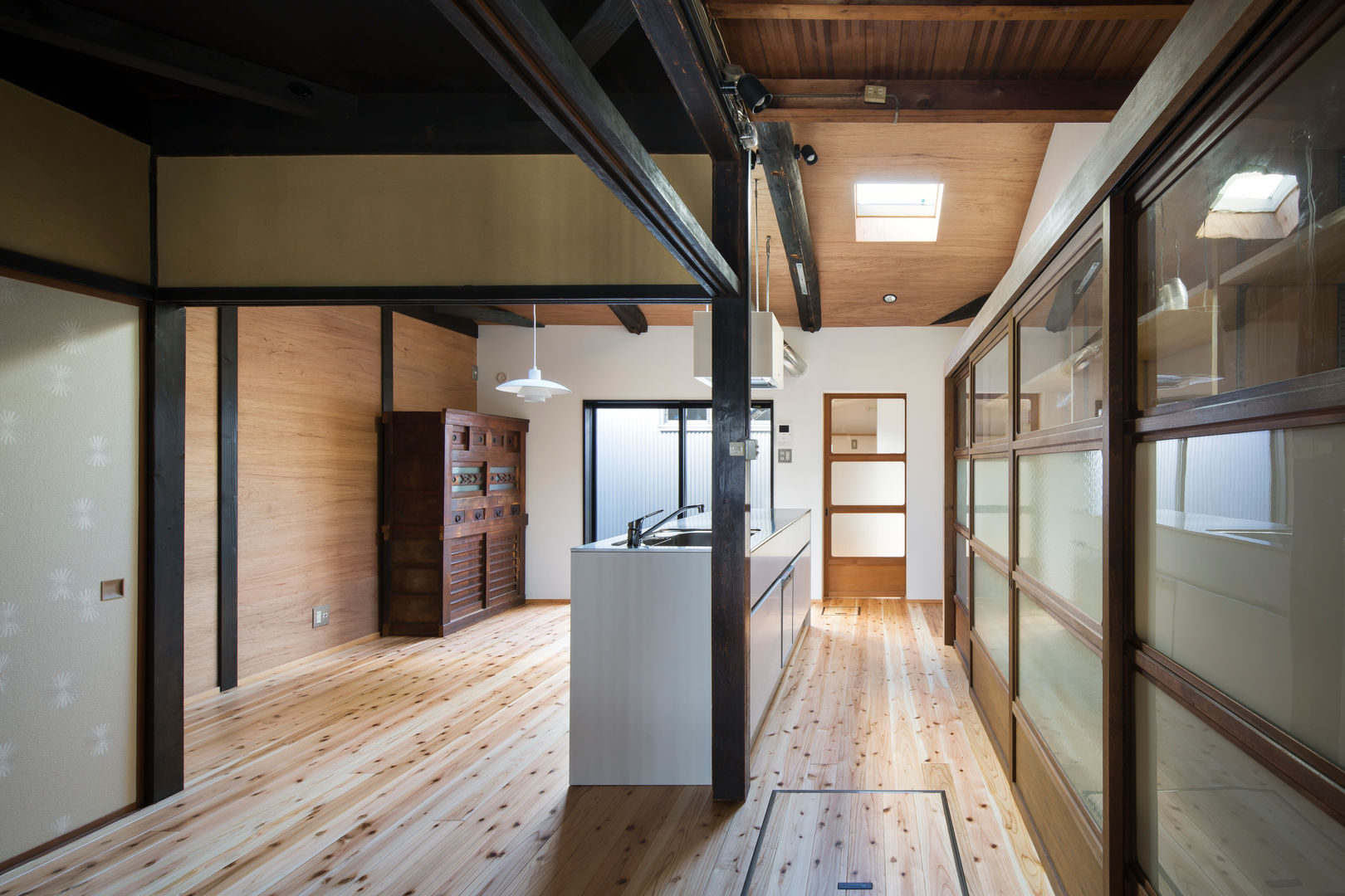 京町家改修, 長崎工作室 長崎工作室 Modern dining room