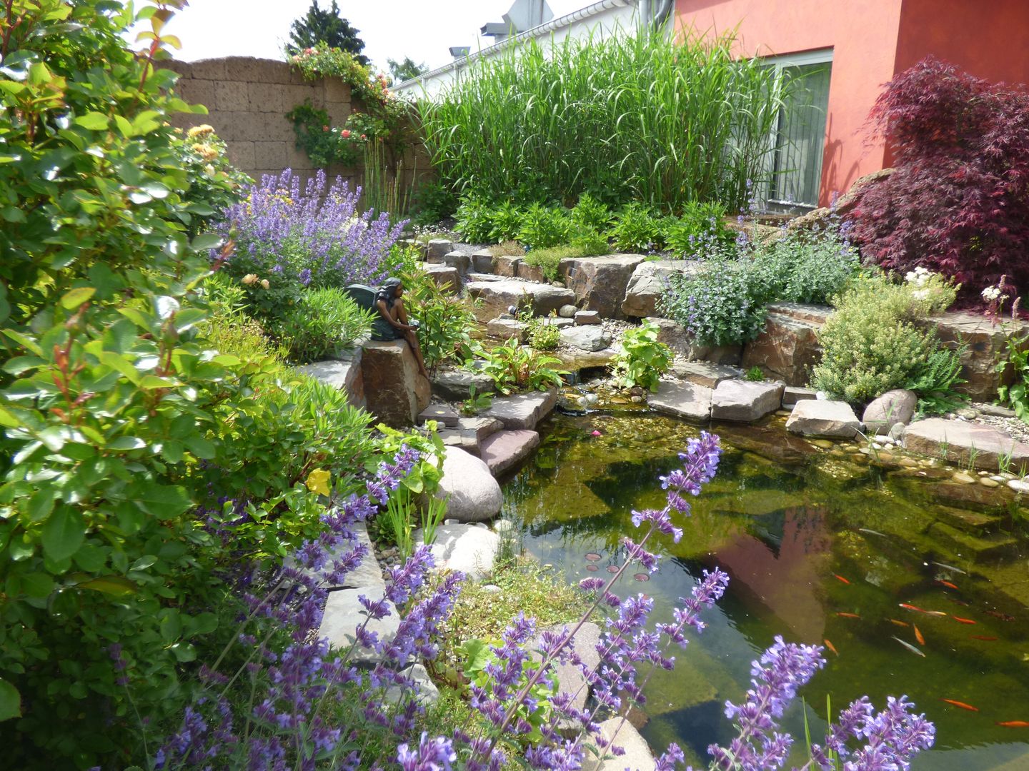 Umgestaltung eines Tankstellenhinterhofs in einen "Garten für Auge und Seele"., Gärten für Auge und Seele Gärten für Auge und Seele Swimming pond