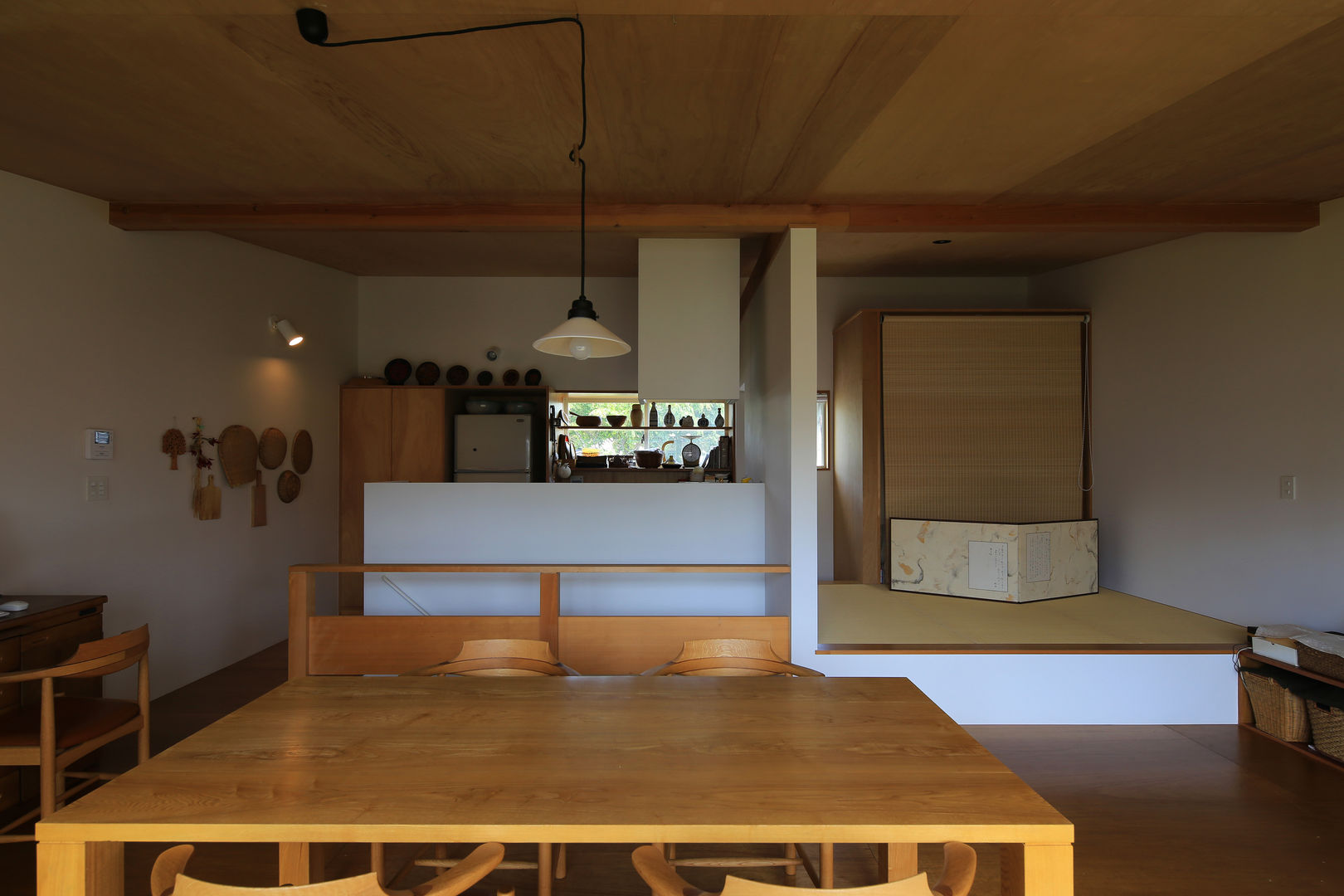 片瀬海岸の家, 暮らしの醸造所 暮らしの醸造所 Eclectic style kitchen Cabinets & shelves