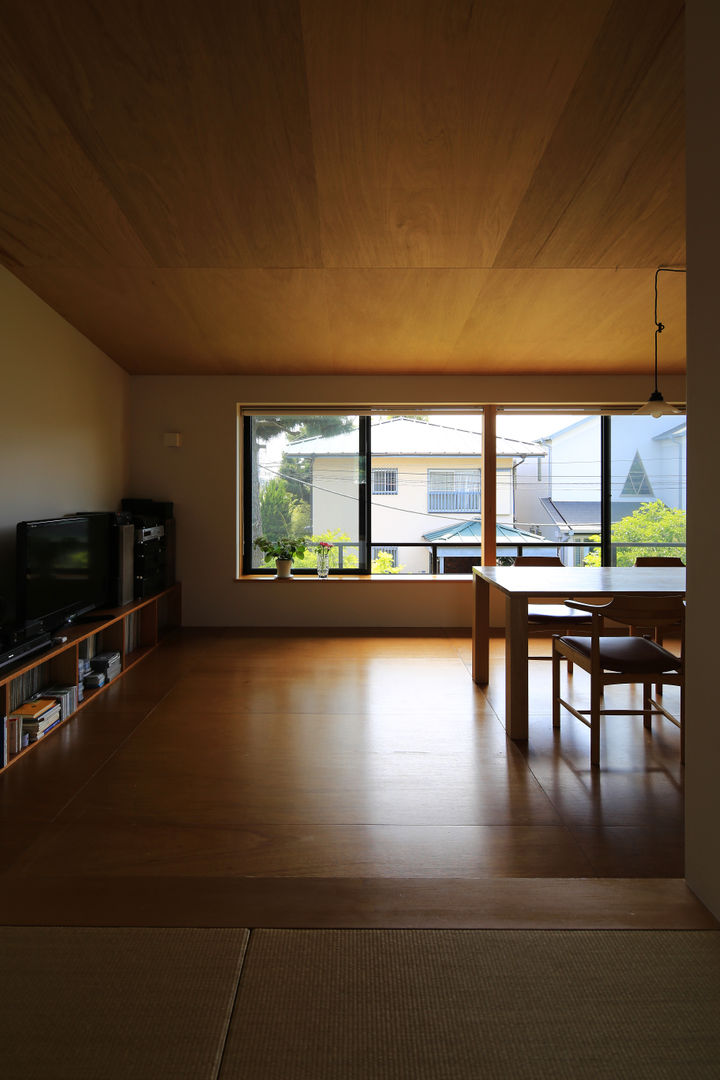 片瀬海岸の家, 暮らしの醸造所 暮らしの醸造所 Eclectic style living room TV stands & cabinets