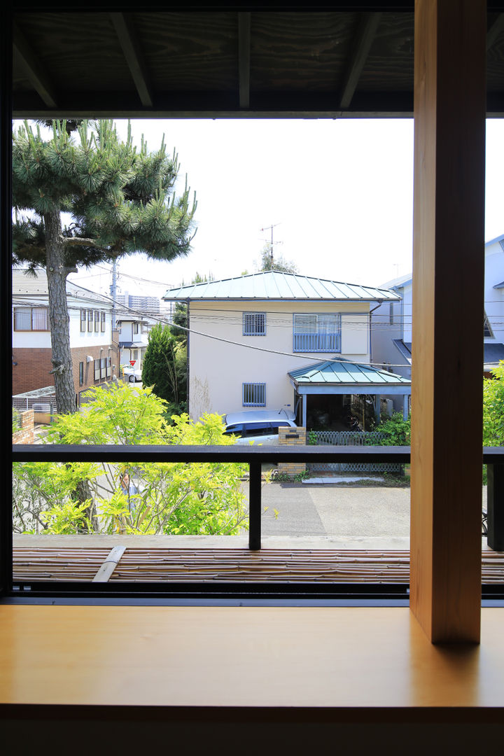 片瀬海岸の家, 暮らしの醸造所 暮らしの醸造所 Puertas y ventanas eclécticas Ventanas