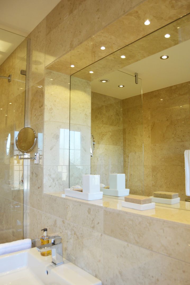 Built in Mirror with spotlights Loveridge Kitchens & Bathrooms Nowoczesna łazienka