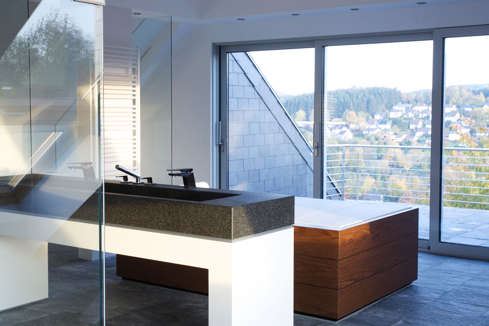 Panorama in allen Lagen, gmyrekarchitekten gmyrekarchitekten Minimalist bathroom