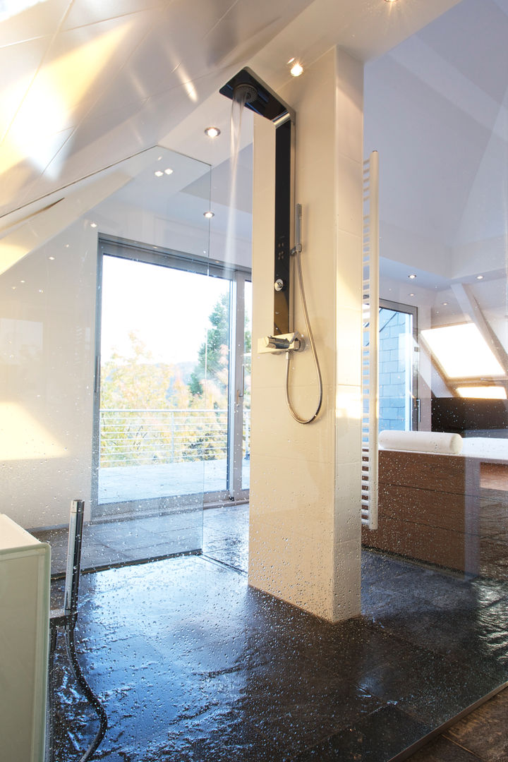 Duschen, Baden und Saunieren mit Panorama gmyrekarchitekten Minimalistische Badezimmer