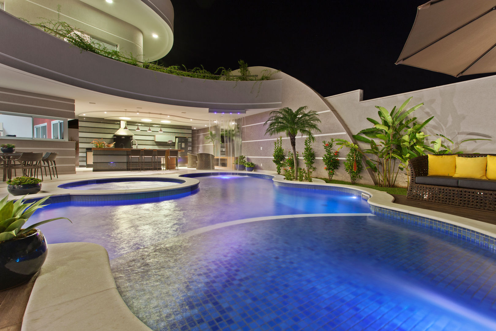 homify Modern pool