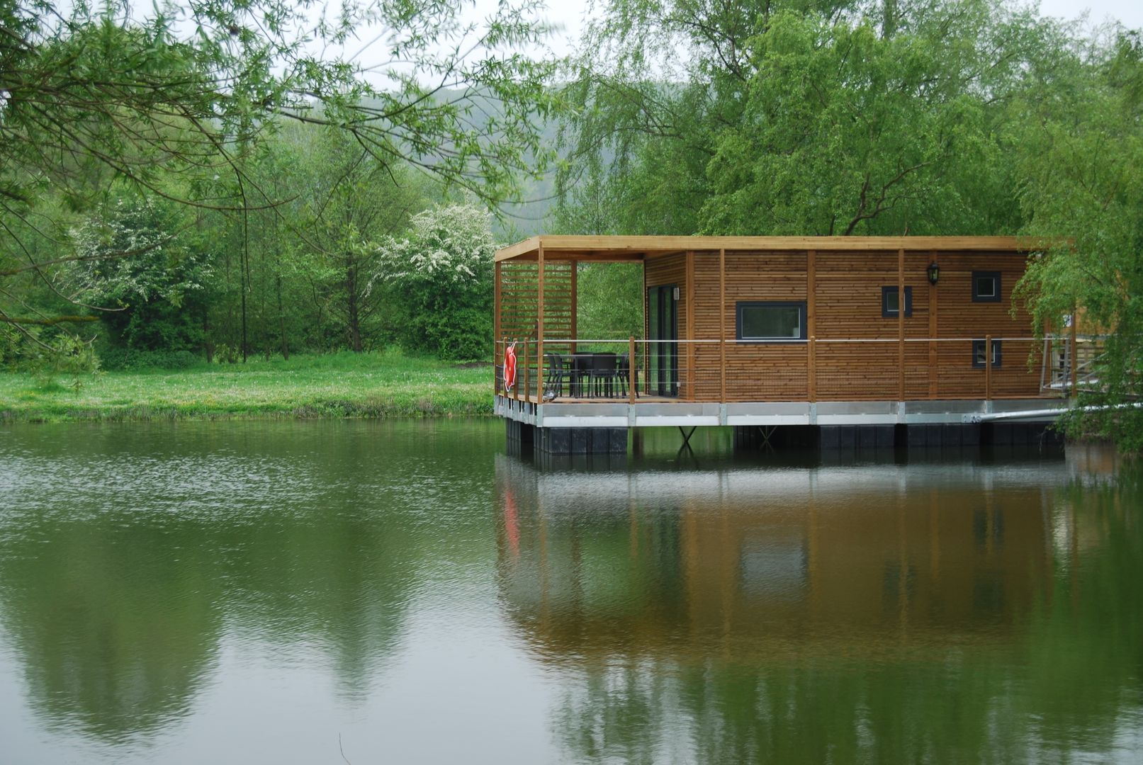 AQUASHELL Floating Habitats T/A AQUASHELL Casas modernas