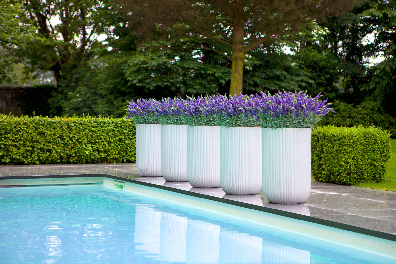 Capi Nature - Tube Planter ball tall White Capi Europe Balcon, Veranda & Terrasse modernes Accessoires & décorations