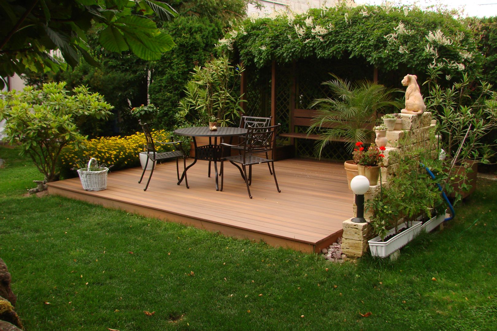 Terrasse mit Fiberon WPC Dielen BEGO Holz und Stahl Mediterraner Balkon, Veranda & Terrasse