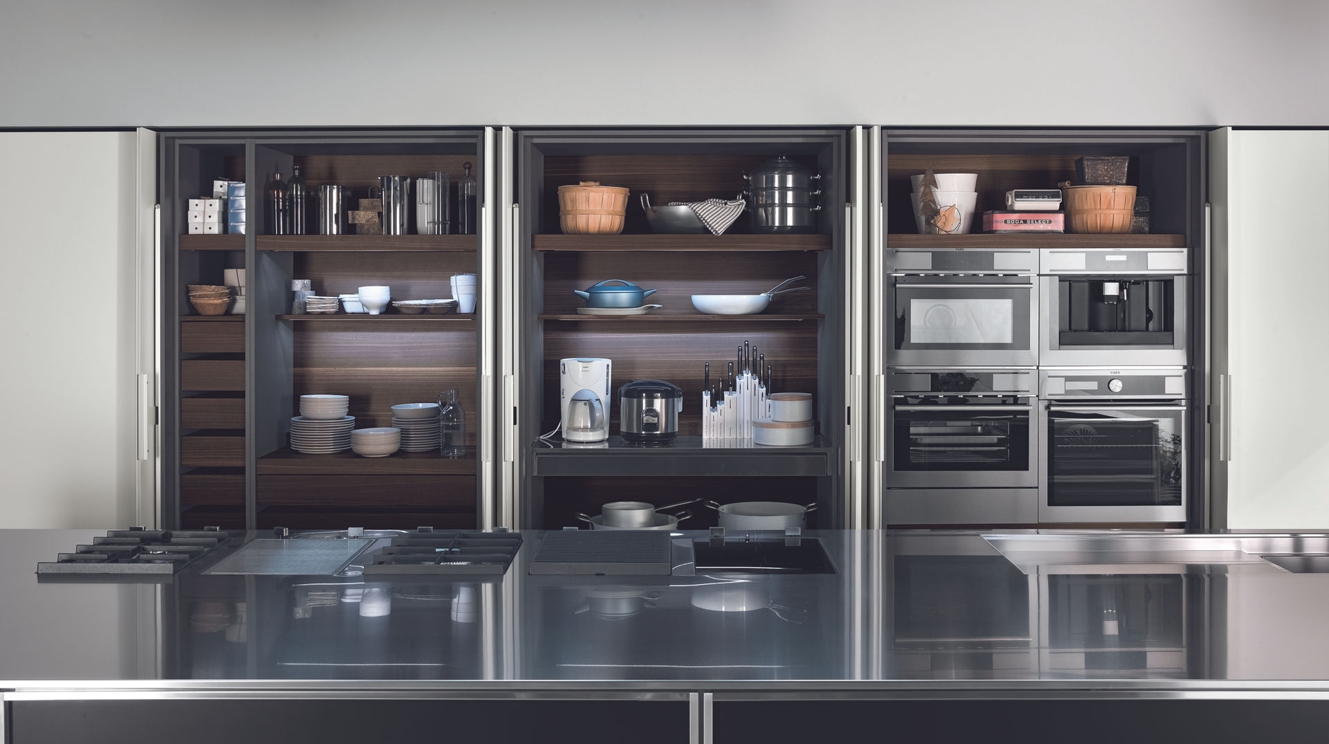 TK 38: TECNOLOGIA E DESIGN SENZA TEMPO, ROSSANA ROSSANA Dapur Modern Cabinets & shelves