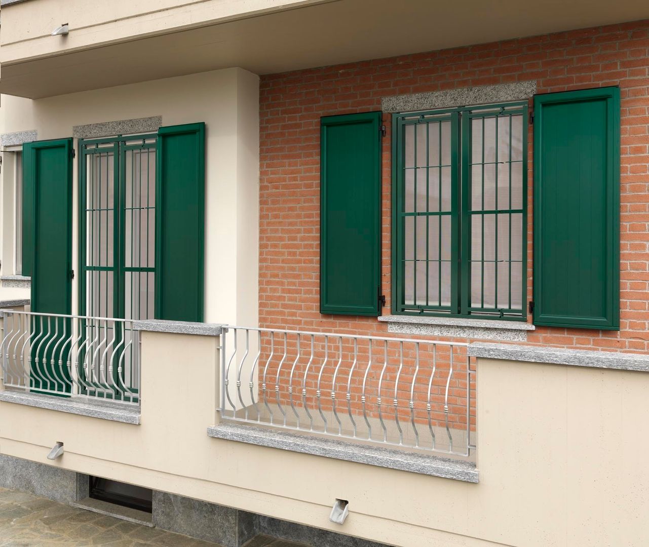 ALIAS DEFENDER: LA SICUREZZA IN PRIMO PIANO, ALIAS PORTE BLINDATE ALIAS PORTE BLINDATE Modern windows & doors Windows