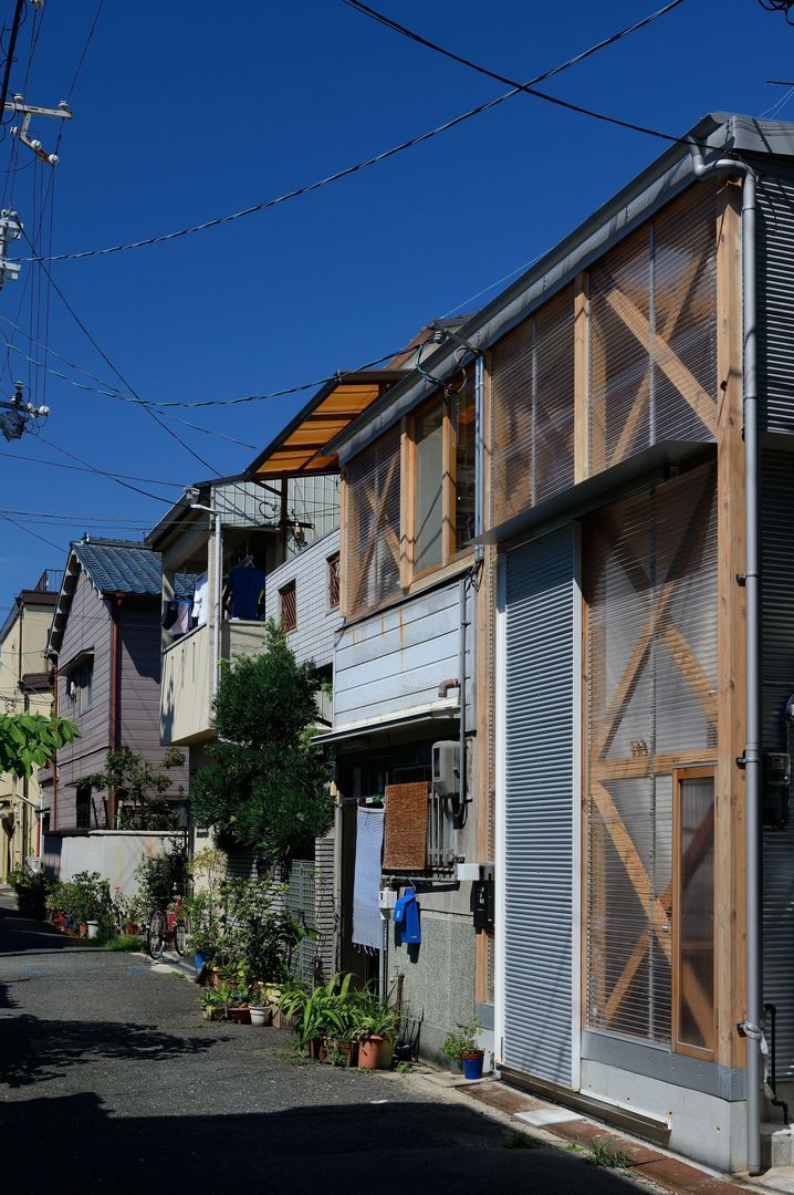 生野区 の長屋 - Row house of Ikunoku, 林泰介建築研究所 林泰介建築研究所 Eklektik Evler