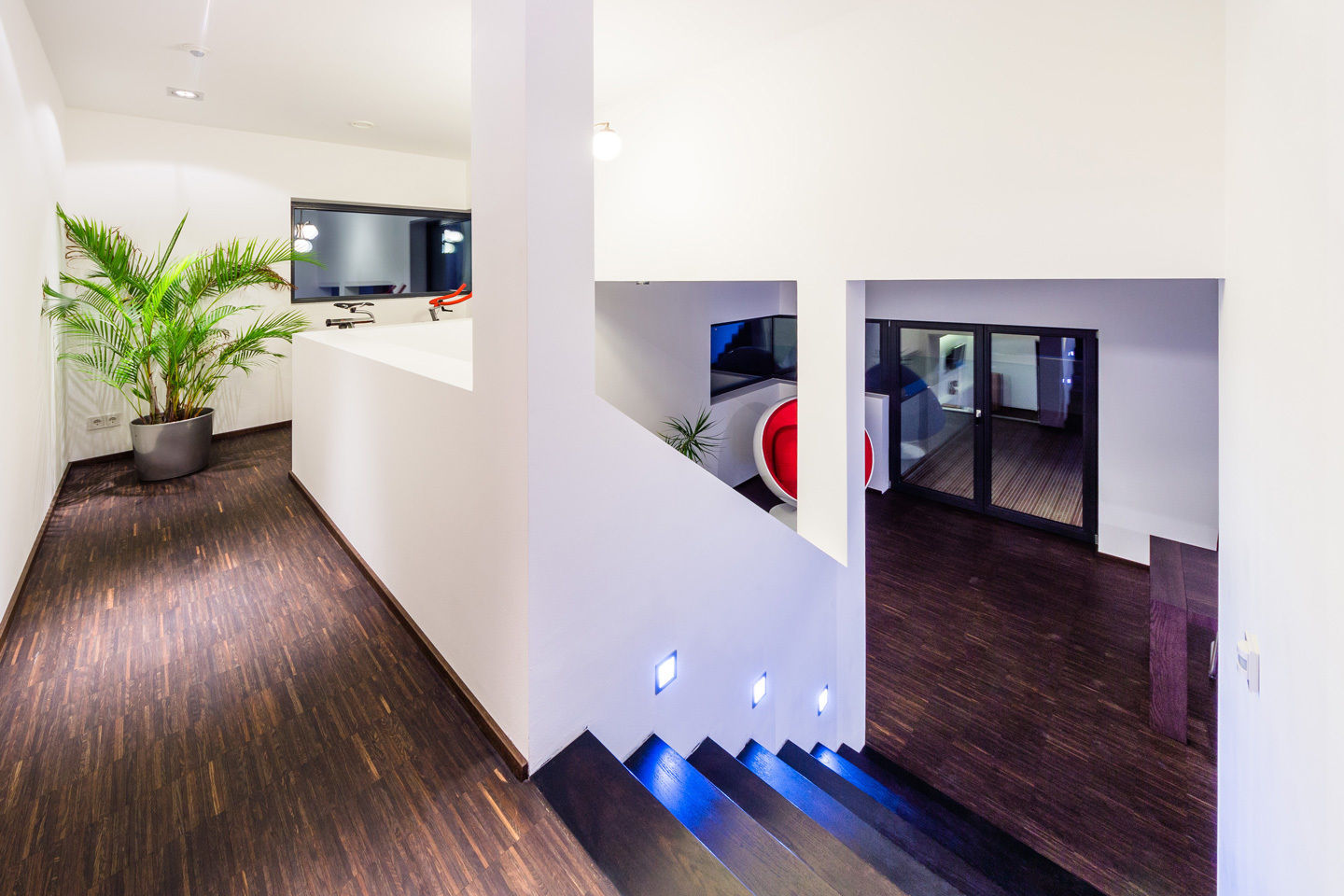 Elektroplanung, Baubetreuung, KNX-Programmierung eines Einfamilienhauses, casaio | smart buildings casaio | smart buildings Modern corridor, hallway & stairs