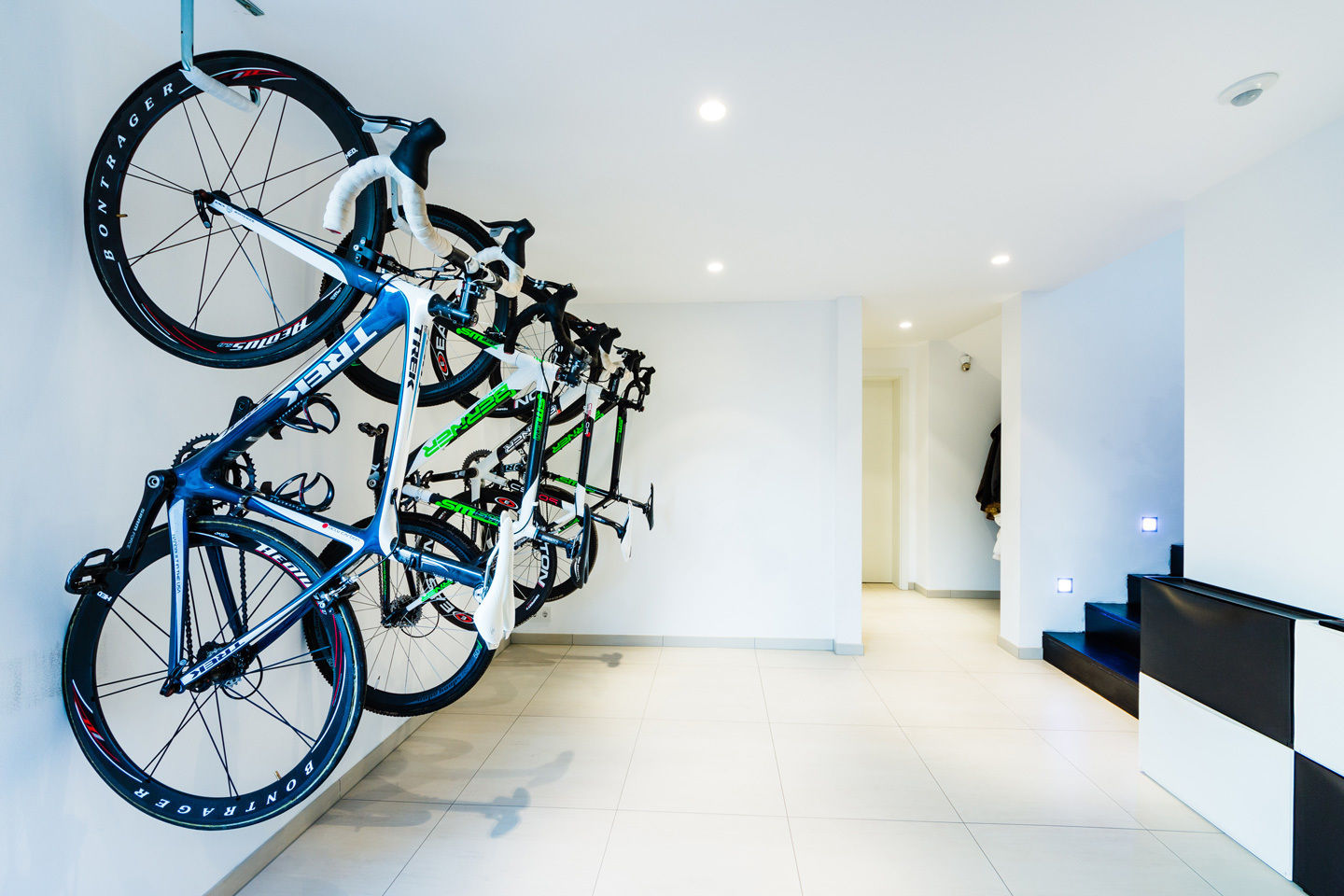Fahrradgarage casaio | smart buildings Moderne Garagen & Schuppen