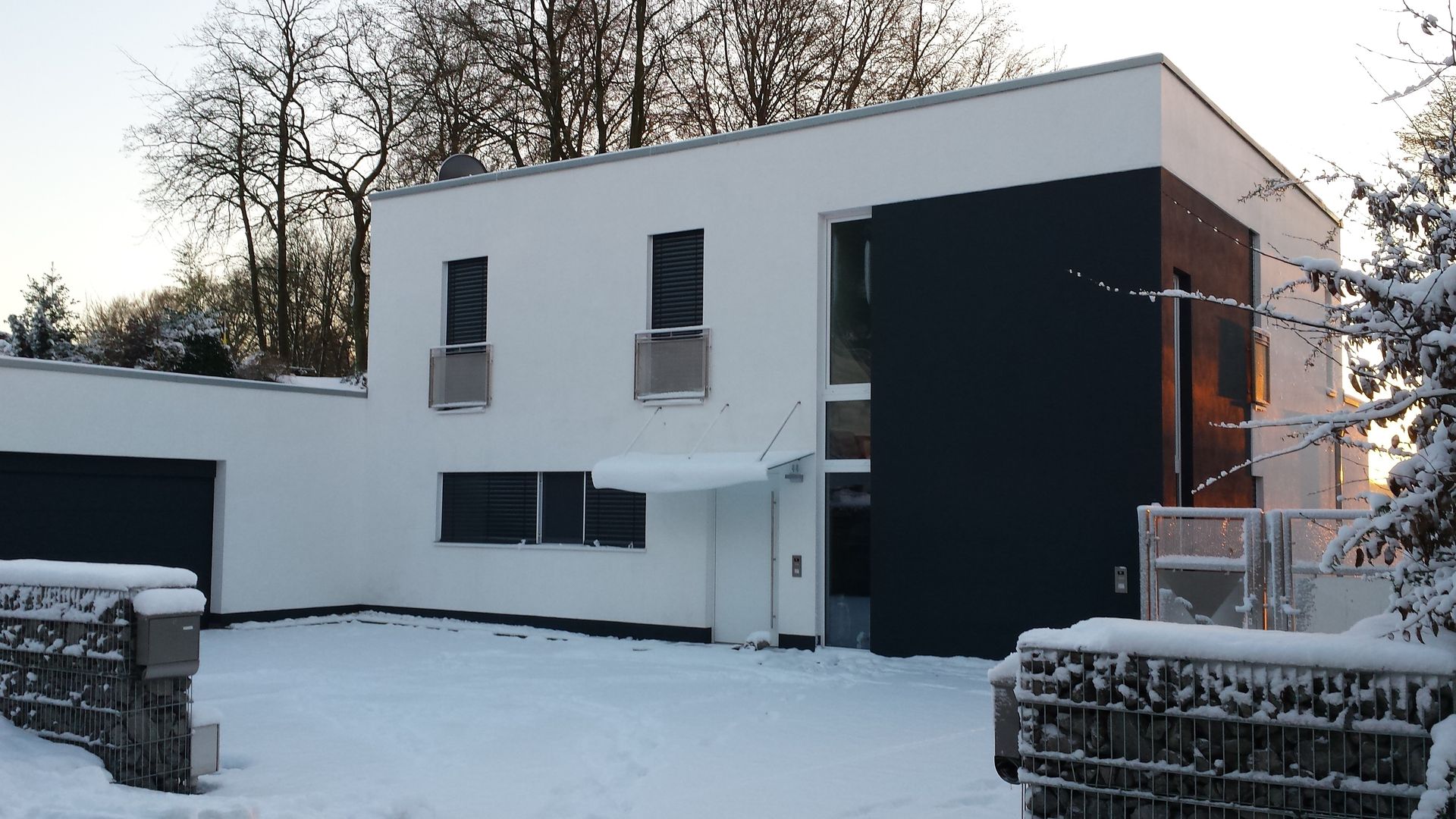 Straßenseite im Winter Architekturbüro Schlesinger