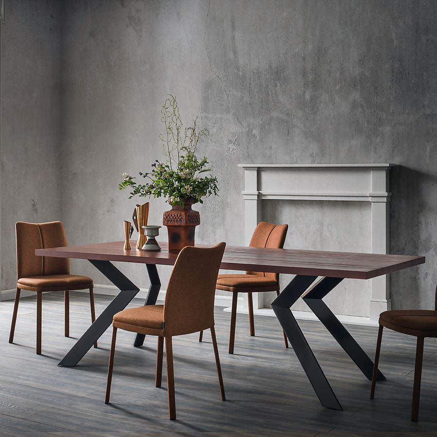 'Mix' steel base design dining table by Sedit homify Comedores de estilo moderno Mesas