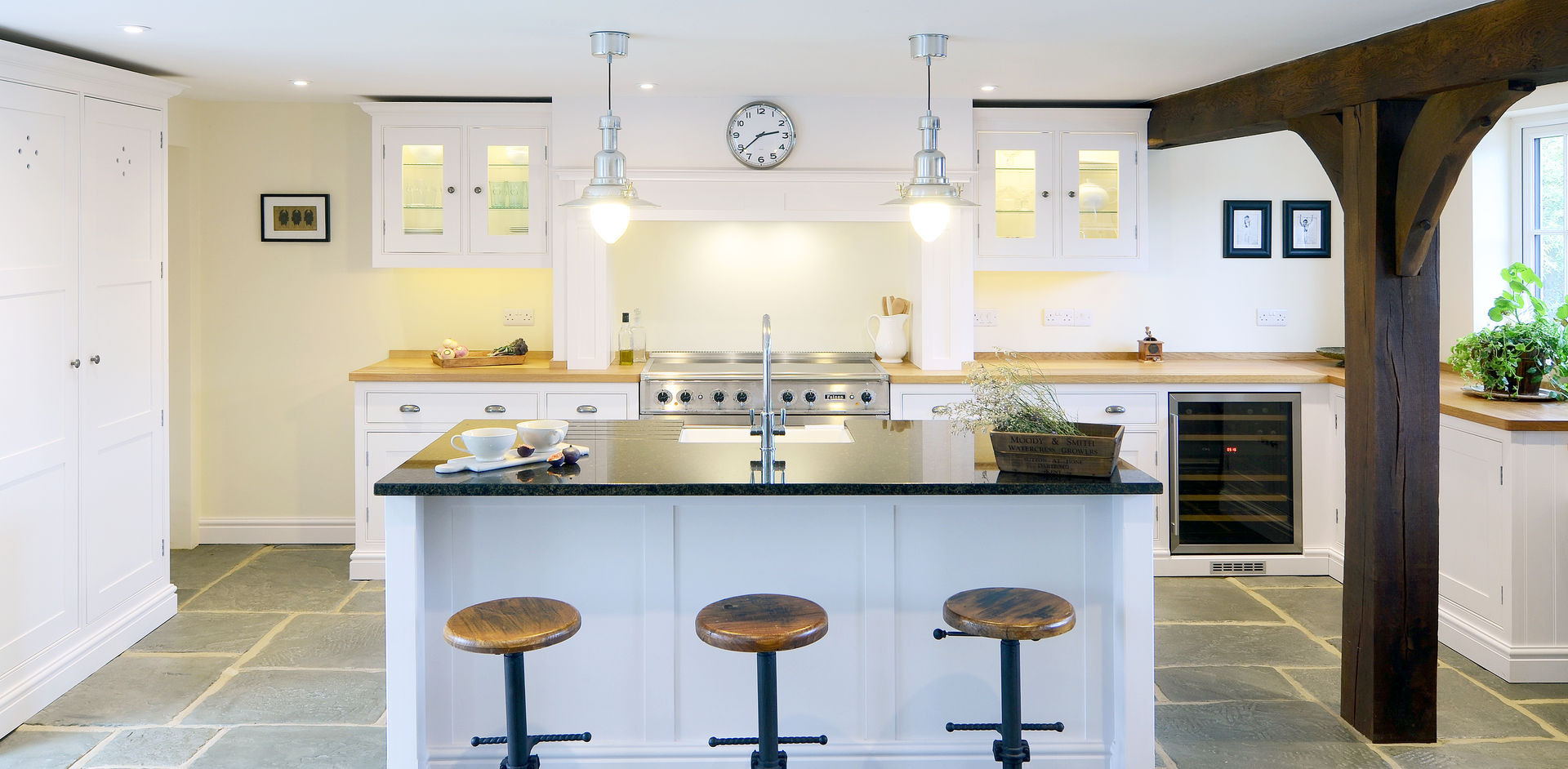 Our Classic Range kitchen in a Sussex Barn Home homify Klasyczna kuchnia