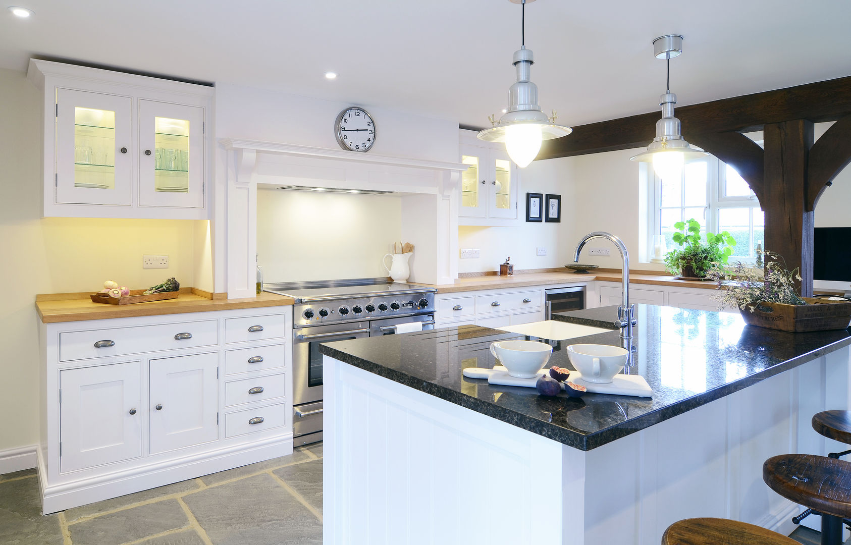 Our Classic Range kitchen in a Sussex Barn Home homify Cocinas de estilo clásico