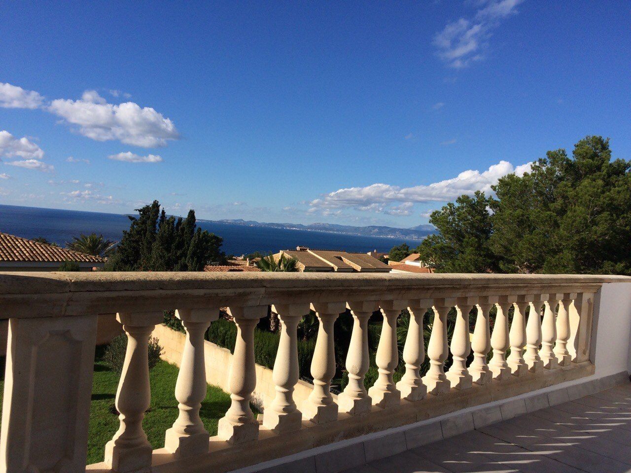 Wunderschönes Meerblick Chalet im maritimen Stil, INSIDE tp INSIDE tp Balcone, Veranda & Terrazza in stile mediterraneo