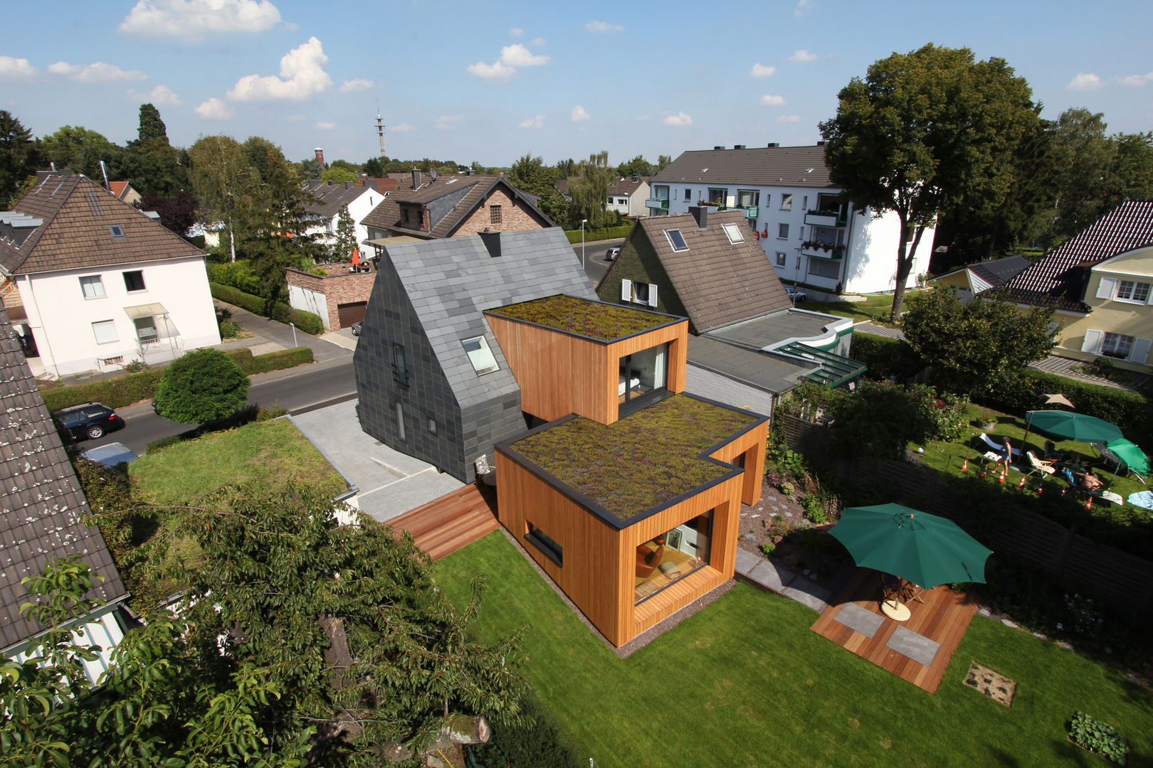 Fassade und Dach aus Schiefer - Symmetrische Deckung, Rathscheck Schiefer und Dach-Systeme ZN der Wilh. Werhahn KG Neuss Rathscheck Schiefer und Dach-Systeme ZN der Wilh. Werhahn KG Neuss Casas estilo moderno: ideas, arquitectura e imágenes