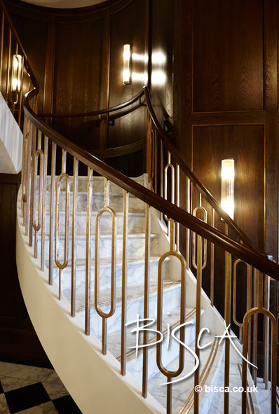 Stone Staircase with timber handrail Bisca Staircases Pasillos, vestíbulos y escaleras clásicas