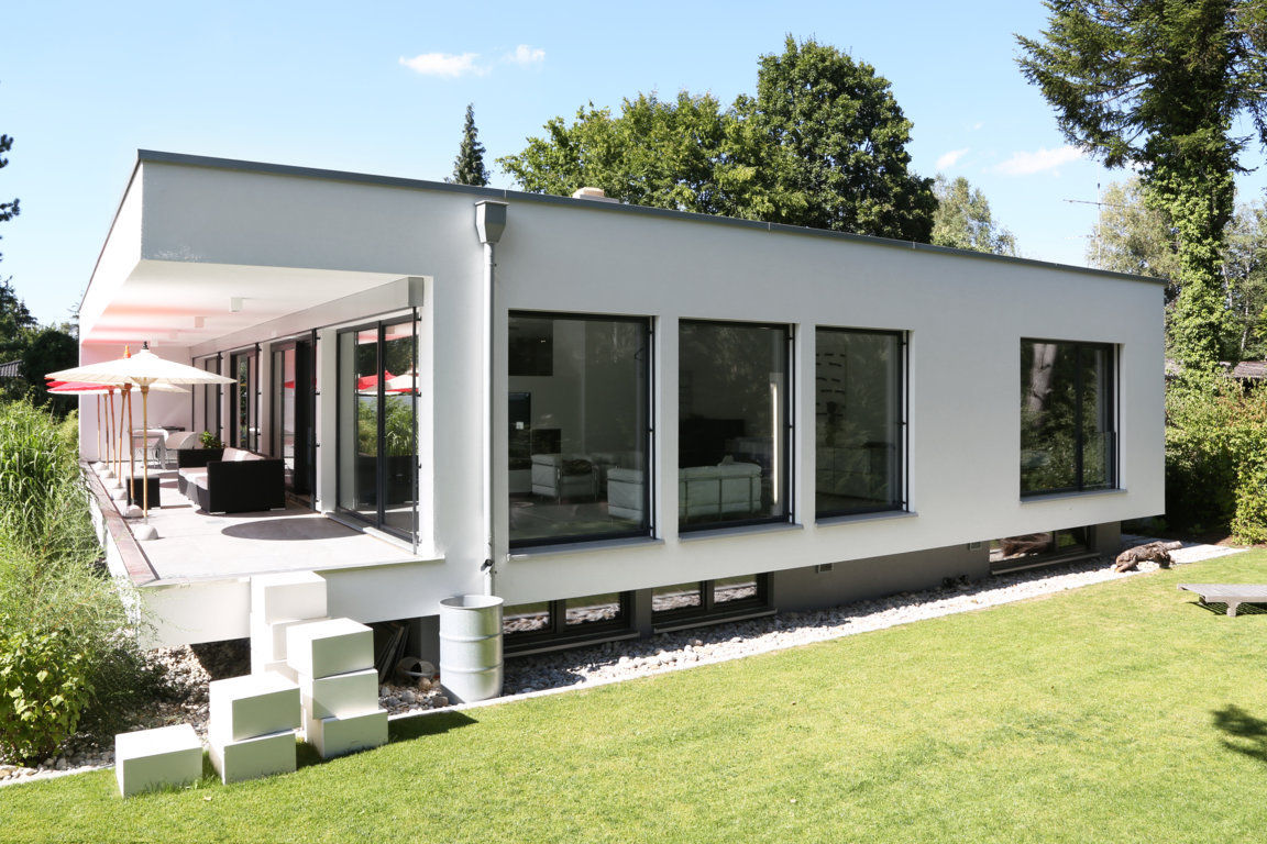 Puristisch und stylish: Bauhaus Villa in München , 2P-raum® Architekten 2P-raum® Architekten منازل