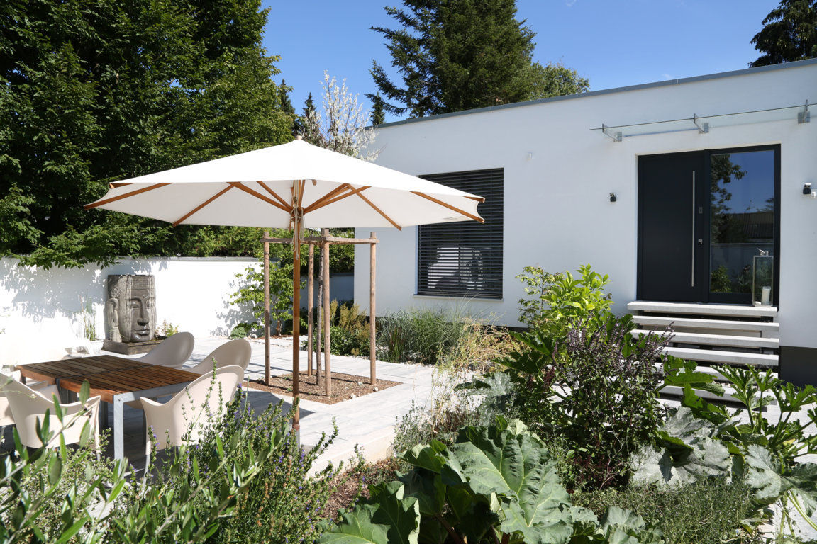 Puristisch und stylish: Bauhaus Villa in München , 2P-raum® Architekten 2P-raum® Architekten Modern style gardens