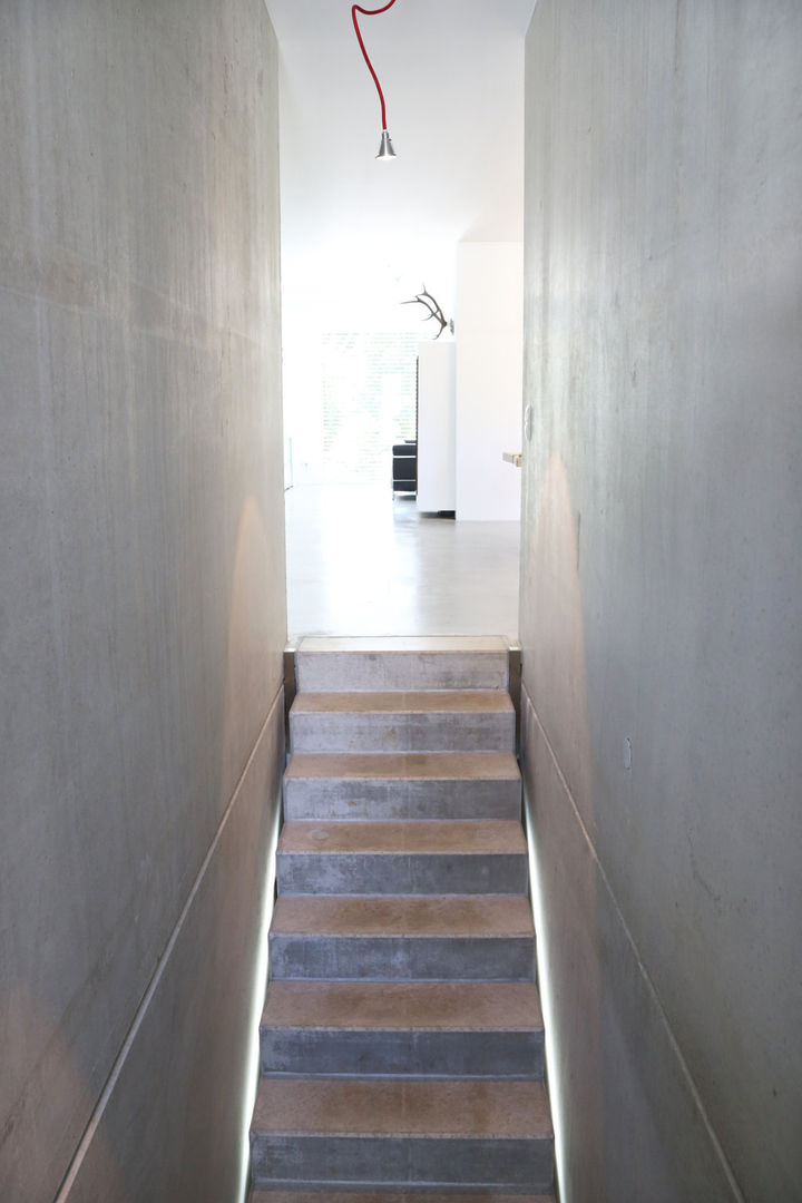 Puristisch und stylish: Bauhaus Villa in München , 2P-raum® Architekten 2P-raum® Architekten Tangga Stairs