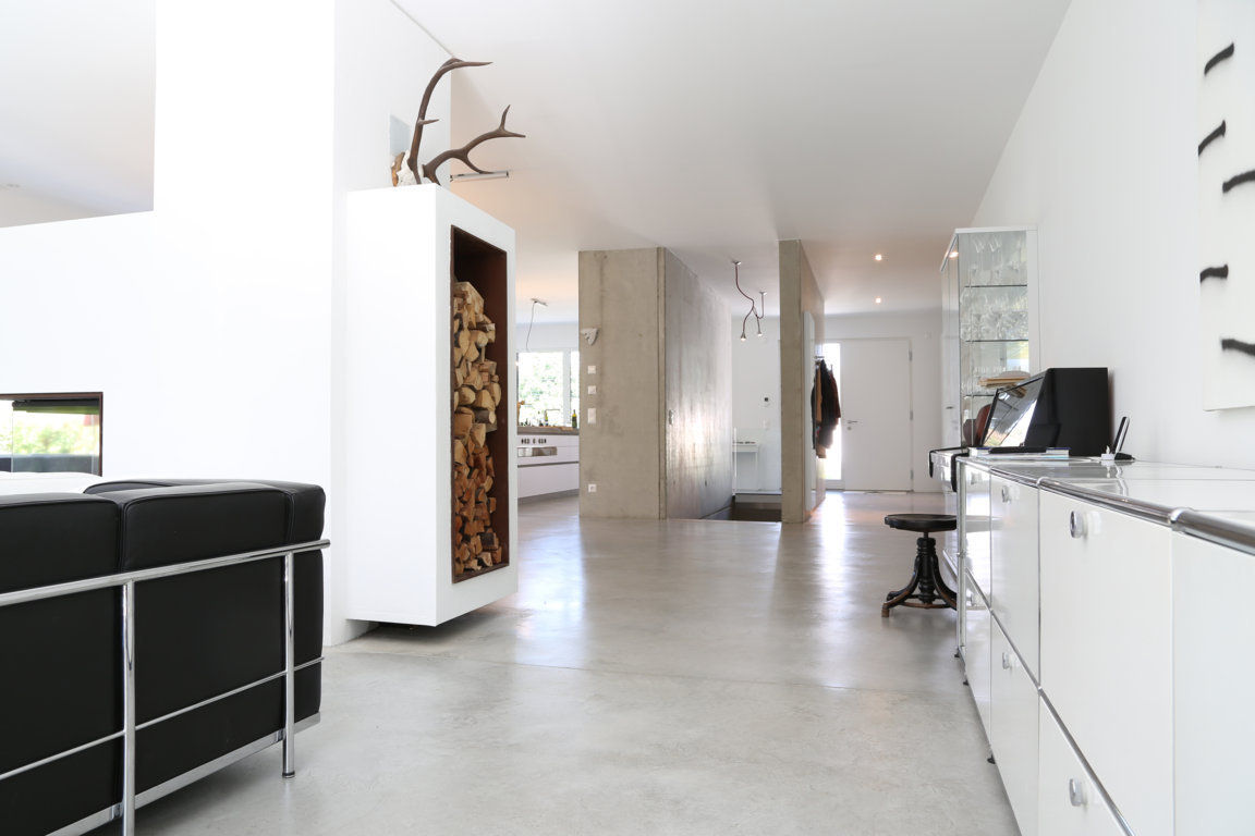 Puristisch und stylish: Bauhaus Villa in München , 2P-raum® Architekten 2P-raum® Architekten Minimalist living room