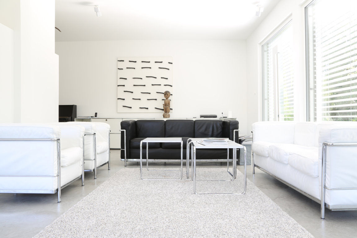Puristisch und stylish: Bauhaus Villa in München , 2P-raum® Architekten 2P-raum® Architekten Living room
