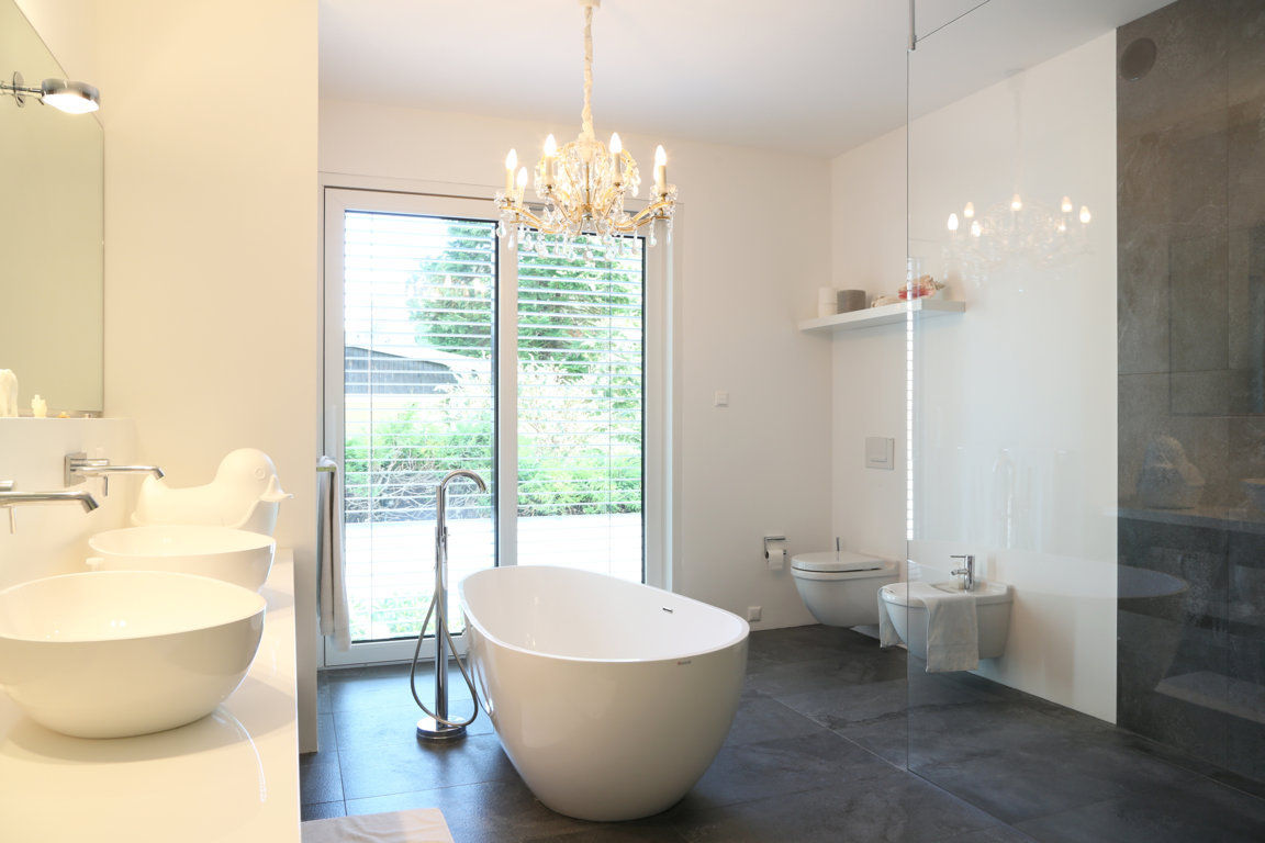 Puristisch und stylish: Bauhaus Villa in München , 2P-raum® Architekten 2P-raum® Architekten حمام