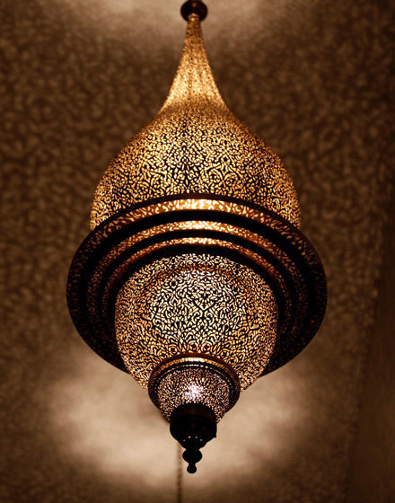 Antique Brass Moroccan Pendant Lamp Moroccan Bazaar Salas de jantar mediterrânicas Iluminação