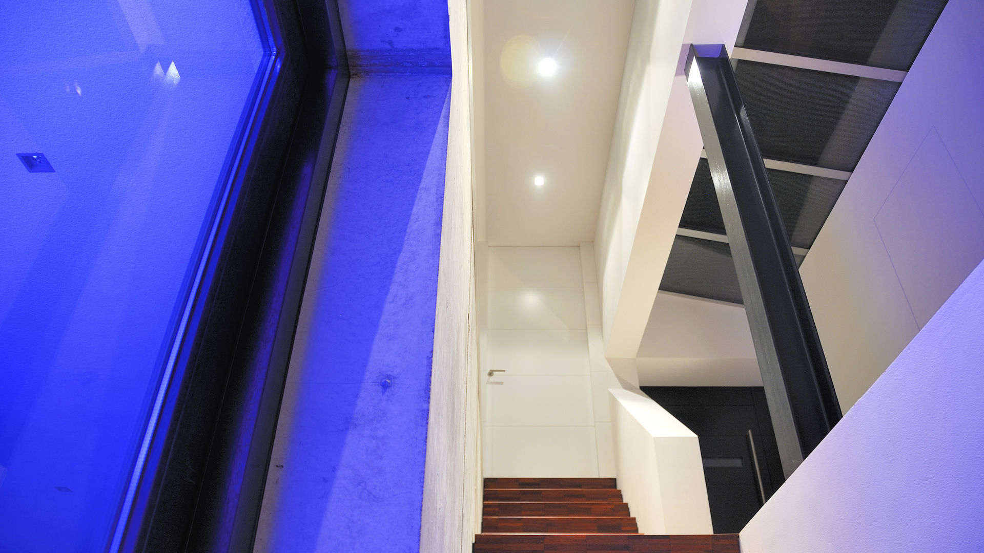 Droomhuis met 'Ambylight', Lab32 architecten Lab32 architecten Modern corridor, hallway & stairs