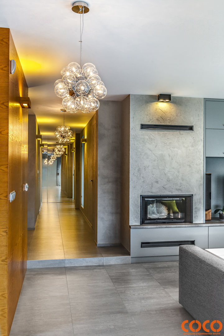 Dom w szarościach, COCO Pracownia projektowania wnętrz COCO Pracownia projektowania wnętrz Minimalist corridor, hallway & stairs