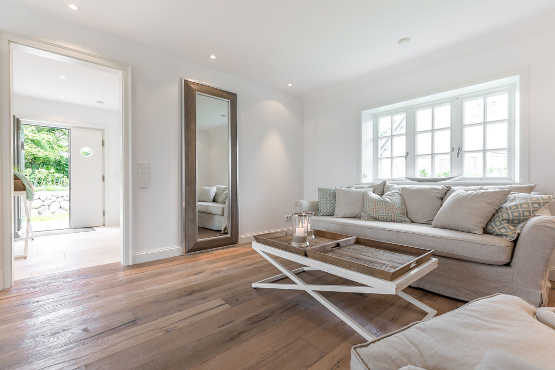 Home Staging Reetdachhaus auf Sylt, Immofoto-Sylt Immofoto-Sylt ห้องนั่งเล่น