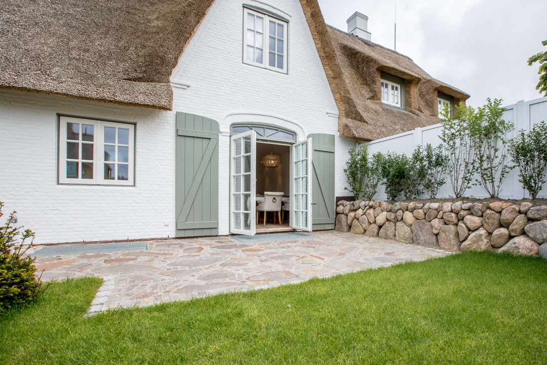 Home Staging Reetdachhaus auf Sylt, Immofoto-Sylt Immofoto-Sylt Country style balcony, veranda & terrace