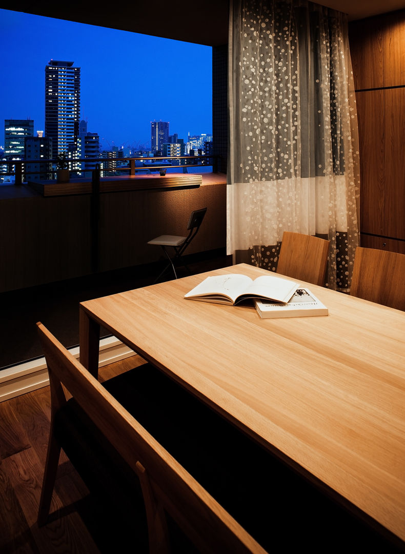 A view of the balcony from the living room 株式会社seki.design Patios