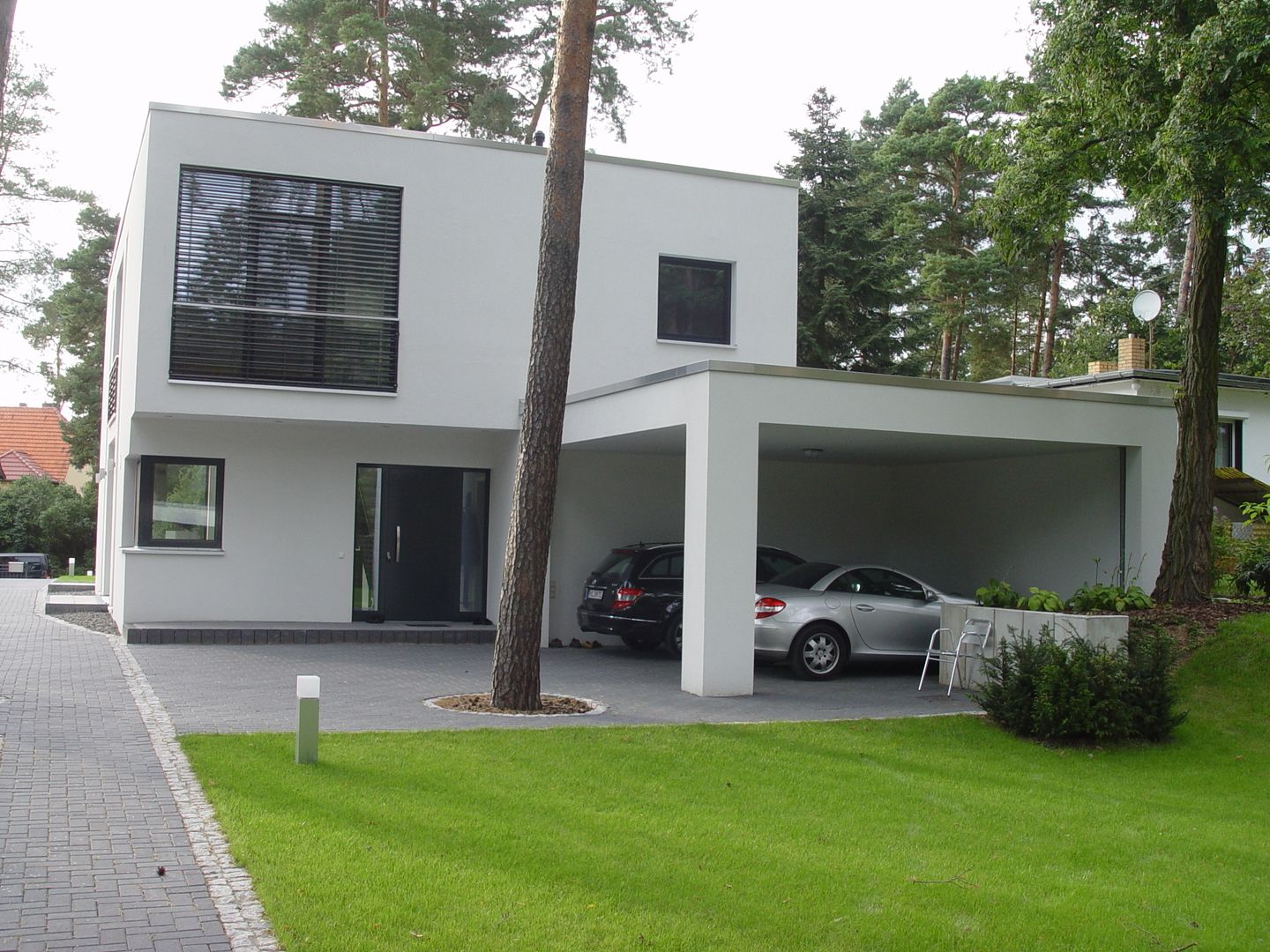 Rückansicht und Carport homify Moderne Häuser