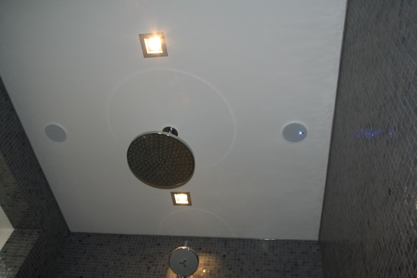 De badkamer en de essentie van verlichting , Bad & Design Bad & Design Phòng tắm phong cách hiện đại