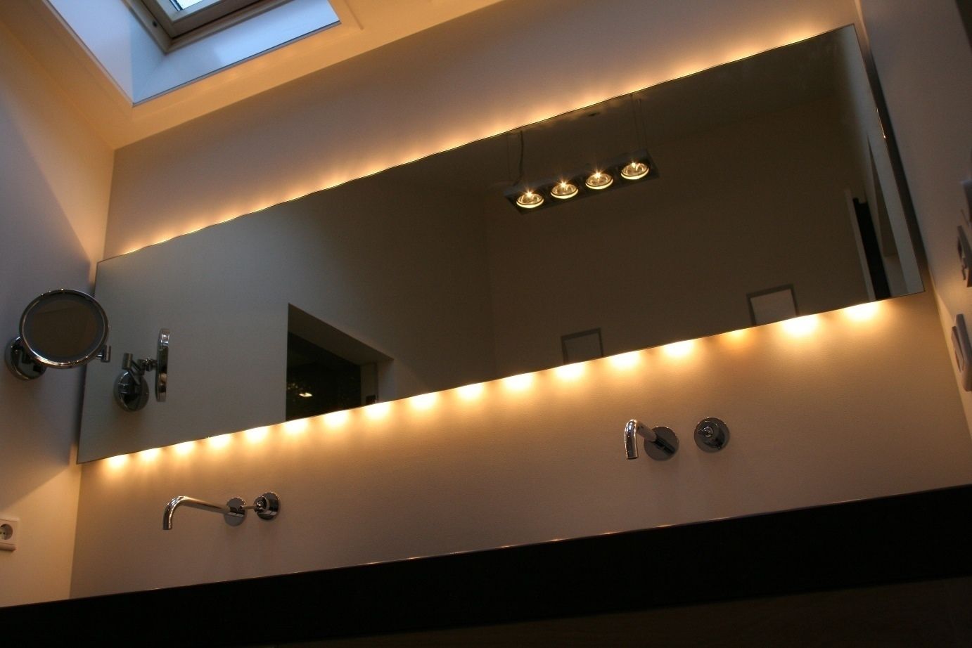 Spiegel met wandverlichting onder en boven Bad & Design Moderne badkamers Amber,Muur,auto-ontwerp,Lettertype,Plafond,Vloeren,Ruimte,Het opbouwen van,Raam,Evenement